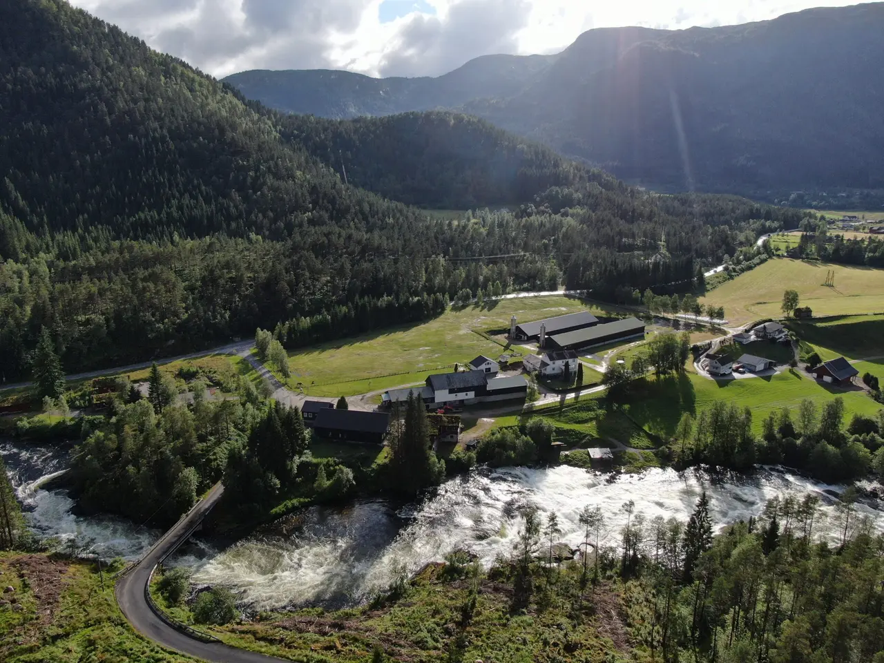 Døskeland og fossen i Gaula sett fra lufta