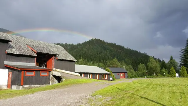 Driftsbygningen med regnbue over