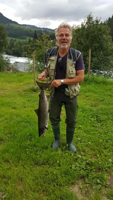 Fersk laks fra elva