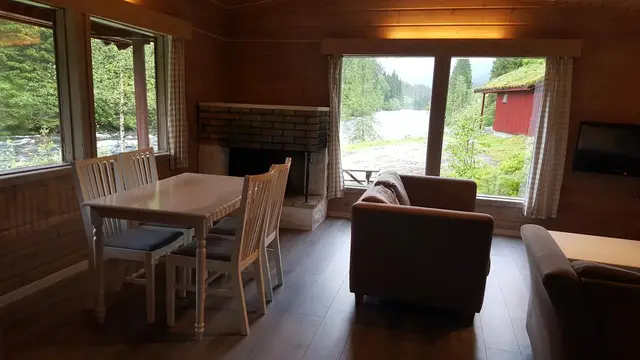 Stue og kjøkken med elveutsikt
