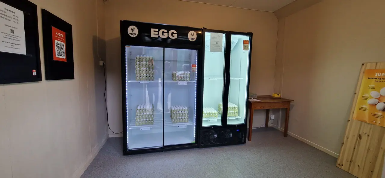 Gardsutsalget med kjøleskap for egg