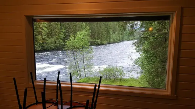 Utsikt mot elva fra stua